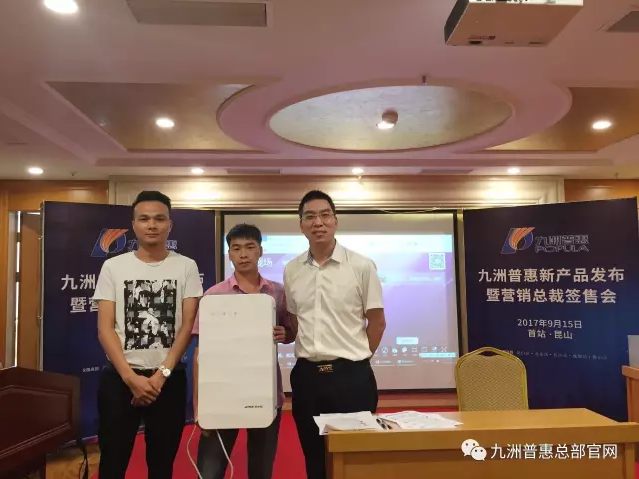 抽獎活動幸運(yùn)觀眾與頒獎嘉賓合影 抽獎活動幸運(yùn)觀眾與頒獎嘉賓合影